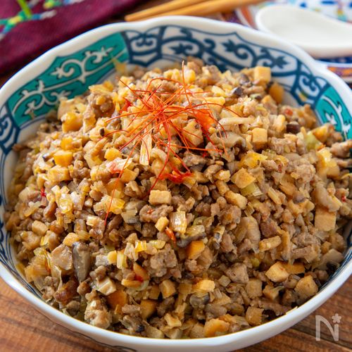 米も麺も止まらん！高野豆腐とひき肉、椎茸の万能中華ネギそぼろ