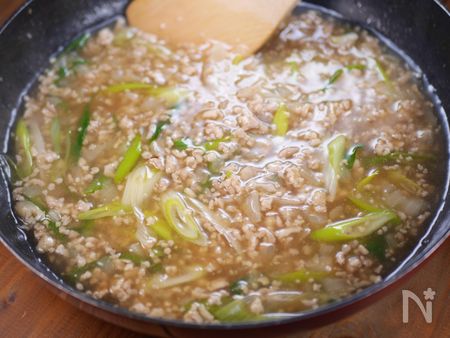 白ねぎと合わせ調味料を加えて炒め合わせる