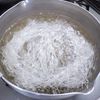春雨とエノキ、合い挽き肉のすき炒めの工程1