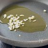 とろっと旨みが絡む!ツナとなめこの和風アーリオオーリオパスタの工程1