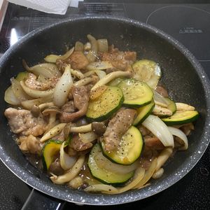 ぶんたろうの作ってみた!投稿(こってり美味しい！豚こまズッキーニのオイスター炒め)
