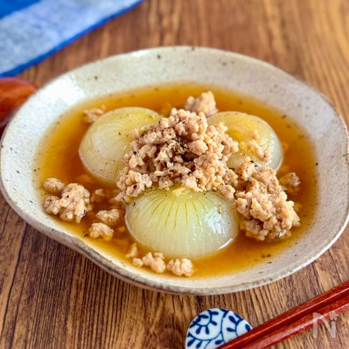 とろっと甘い♪旬を味わう【丸ごと新玉ねぎのそぼろ煮】