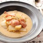 コクと旨味を堪能！とろけるチーズとベーコンの白菜スープ煮