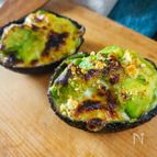 丸ごとアボカドの味噌チーズグラタン