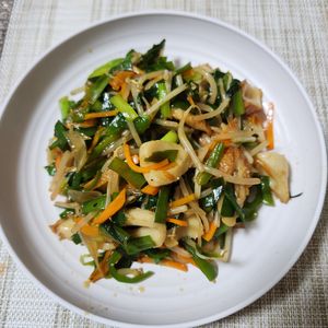 とももの作ってみた!投稿(【もやしとちくわのチンジャオ炒め】3分でコク旨♡100円副菜)