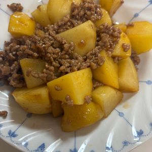 みっちゃん713の作ってみた!投稿(【じゃがいもと肉そぼろの甘辛バター】こってりご飯が進む♬︎)