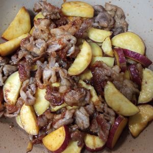 鶏皮坊主の作ってみた!投稿(さつまいもと豚バラの《テリテリ♡甘酢炒め》)