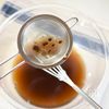 お湯を注ぐだけ♪【黒糖寒天のほうじ茶アイスラテ】の工程3