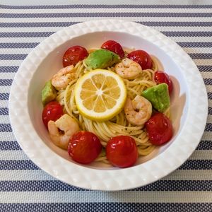 𝔂𝓾𝓶𝓲🍓の作ってみた!投稿(海老アボカドとトマトのオイルパスタ♪レモンでさっぱり夏パスタ)