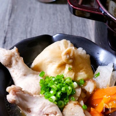 ＼お出汁しみしみもち米お揚げ／根菜たっぷりのホロホロ鶏鍋