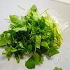 三つ葉とカニカマ、もやしの塩昆布和えの工程1