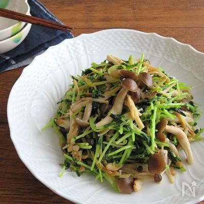簡単☆ヘルシー副菜◎豆苗ときのこのガーリックソテー