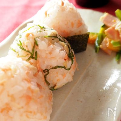 桜色のおにぎり（カシューナッツごはんと鮭とガリ）☆お花見にも