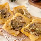 おしゃれなのに簡単♡やみつき【逆さまきのこチーズパイ】