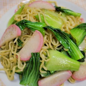 ヴェルの作ってみた!投稿(時短・簡単！チンゲン菜とかまぼこの醤油焼きそば)