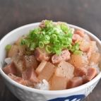 レンジで簡単！コロコロ大根とベーコンの甘辛バター丼