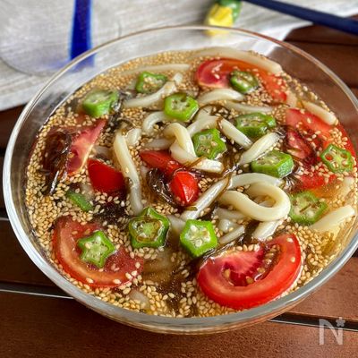 暑い日はコレ!レンジで簡単「オクラとトマトのもずく酢うどん」