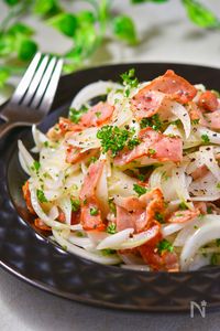 新玉ねぎとカリカリベーコンのマリネ│箸が止まらんデリ風おかず