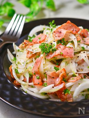 新玉ねぎとカリカリベーコンのマリネ│箸が止まらんデリ風おかず