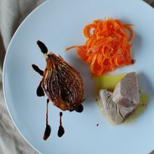 本日のオードブルバリエ。たまねぎのロースト、人参とオレンジのサラダ、鰹の瞬間ボイル。