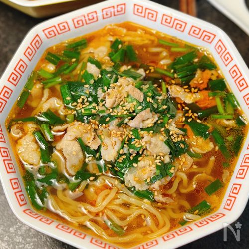 【豚肉ニラの辛ラーメン】にんにく香る♪やみつき旨辛!