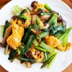 『小松菜と卵ときのこのにんにく醤油炒め』スピードおかず‼︎