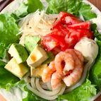 10分で完成！【えびアボカドサラダうどん】調味料3つで簡単♩