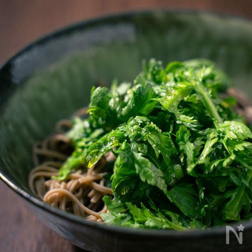 簡単!オリーブオイル香る春菊の蕎麦