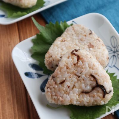 混ぜるだけ簡単！ツナマヨ塩昆布おにぎり