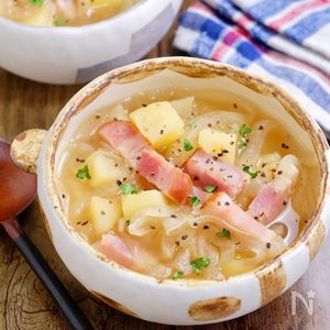 レンジで野菜を甘く♡『ベーコンポテトのオニオンスープ』 | レシピ