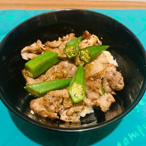 金の作ってみた!投稿(ワンパン10分【オクラと豚こまの黒胡椒炒め】)