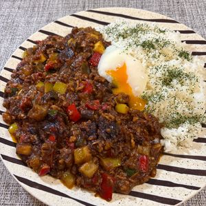 楽ラク手抜キッチン🐶🐾の作ってみた!投稿(【夏野菜キーマカレー】5分の煮込み、水分は野菜のみ)