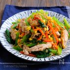 レンジで完結！蒸し鶏入り彩り野菜のおかずナムル
