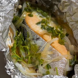 ルーキーシェフ🧑🍳の作ってみた!投稿(切って包んで蒸すだけ!『フライパンDE塩鮭のホイル焼き』)