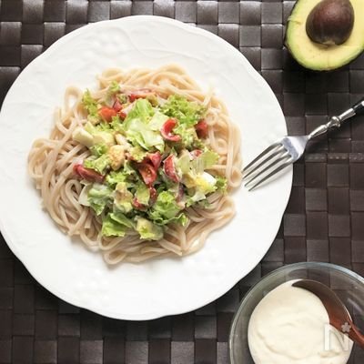 卵とアボカドde豆腐シーザーサラダうどん