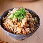 お箸がとまらなくなる♪鮭ときのこの鶏だしバター醤油ごはん