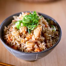 お箸がとまらなくなる♪鮭ときのこの鶏だしバター醤油ごはん