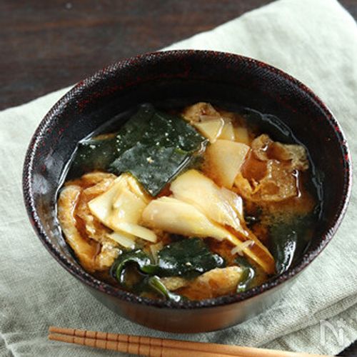 たけのこの姫皮とわかめの味噌汁
