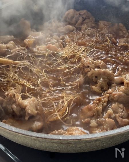 春雨と水、調味料を加えて煮る