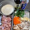 うま味たっぷり！きのこと鶏もも肉の炊き込みご飯の下準備