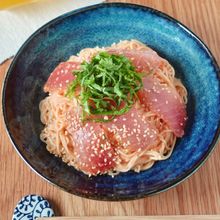 麺つゆに飽きたら試して!【甘辛ごまダレ刺身そうめん】