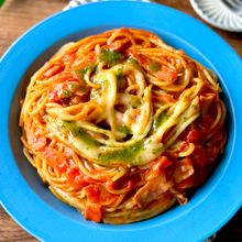 ワンパン10分♪【とろ〜りチーズのバジルトマトパスタ】