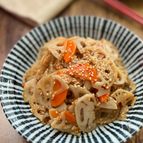 子どもも食べやすい！
ごまたっぷり蓮根と人参の甘辛煮