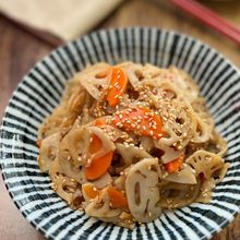 子どもも食べやすい!
ごまたっぷり蓮根と人参の甘辛煮
