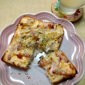 うたかた1299969の作ってみた!投稿(新玉ねぎで【オニオンベーコンチーズトースト】)