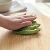 パパッと簡単！《オクラとしめじのやみつきガリバタ醤油炒め》の下準備