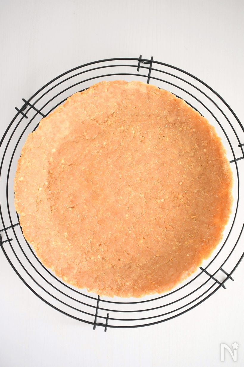 ケーキクーラーにのったビスケットのタルト生地