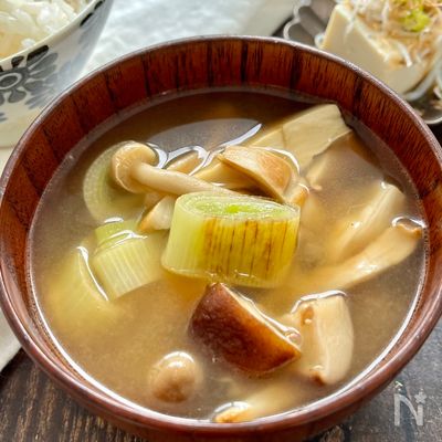 『長ネギときのこの味噌バタースープ』ほっこりコクうま♡