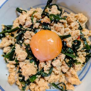 にゃんこの手の作ってみた!投稿(激うま5分♡ご飯進む『鶏ひき肉の旨辛味噌丼』男子ウケ抜群♪)