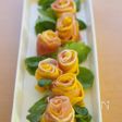 コリンキーと生ハムで薔薇サラダ